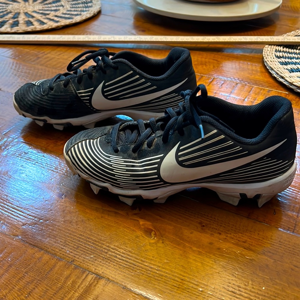 Nike girls softball cleats. Size 4.